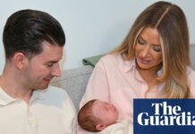 První dítě ve Spojeném království narozené po transplantaci dělohy od zemřelého dárce znamená lékařský průlom